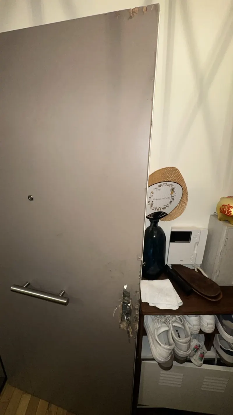 Panneau de porte éclaté au niveau de la serrure après une effraction dans un appartement du Raincy