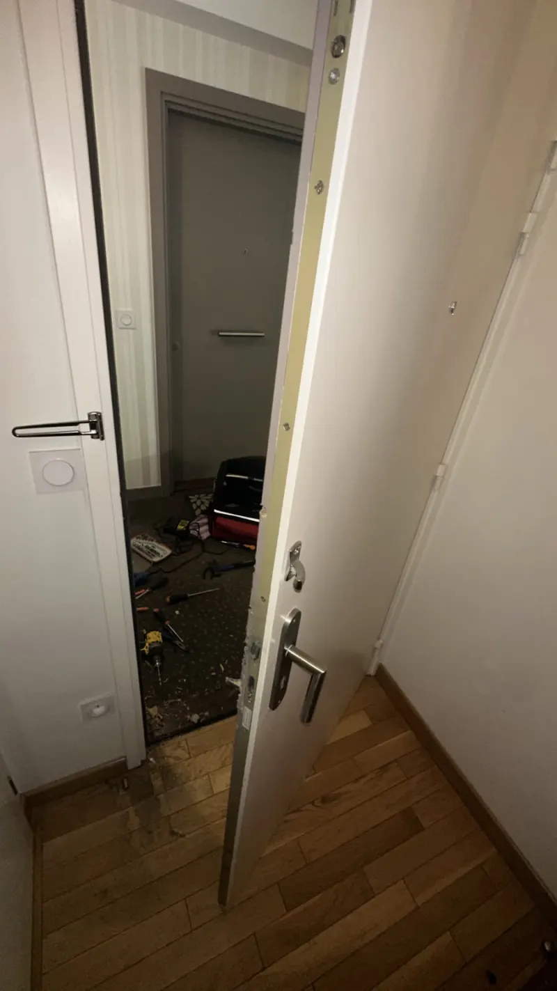 Porte d'appartement fracturée avec crémone multipoints apparente et outillage de serrurier au sol, Le Raincy