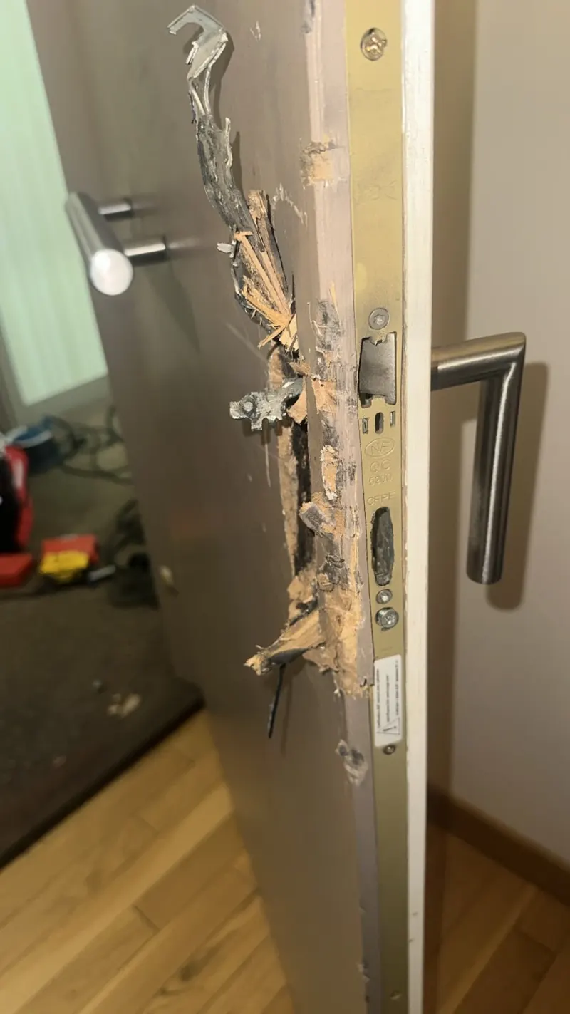 Serrure encastrée certifiée NF détruite, mécanisme arraché et bois éclaté, intervention serrurier Le Raincy